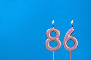 86 numaralı mum - Blues köpüklü arka planda doğum günü