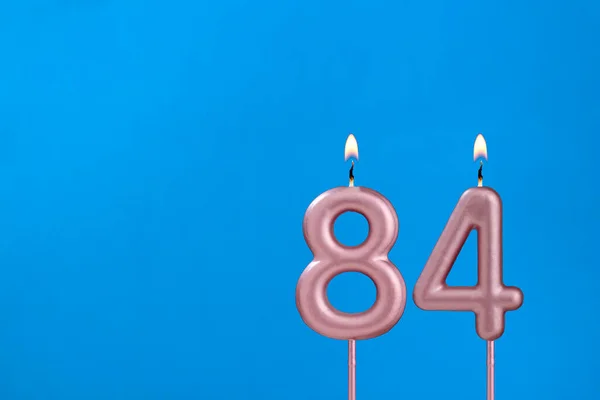 84号烛台 蓝色泡沫背景下的生日 — 图库照片