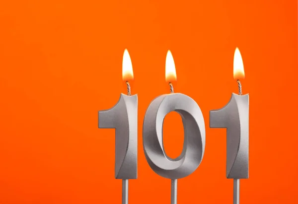 Svíčka 101 Stříbrné Výročí Svíčka Oranžovém Pozadí — Stock fotografie