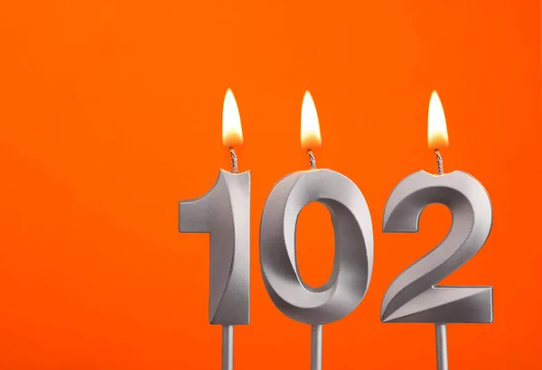 102 Numaralı Mum Turuncu Arkaplanda Doğum Günü — Stok fotoğraf