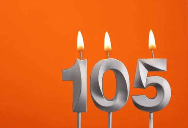 Svíčka 105 Stříbrné Výročí Svíčka Oranžovém Pozadí — Stock fotografie