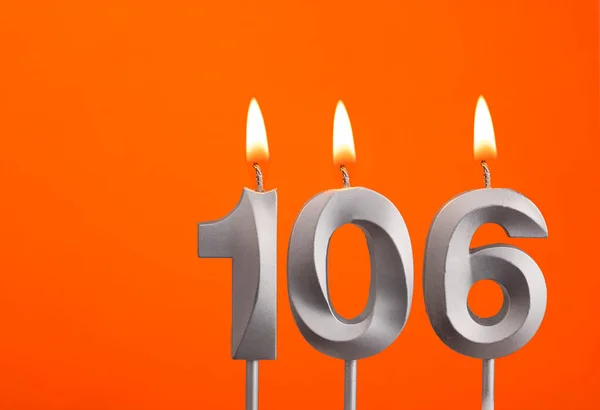 Gyertya Száma 106 Születésnap Narancssárga Háttérben — Stock Fotó