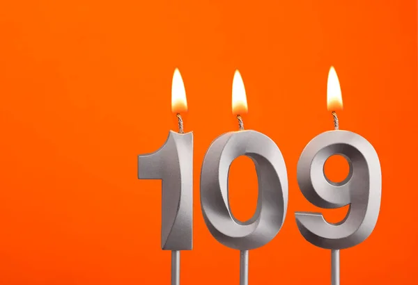 Svíčka 109 Stříbrné Výročí Svíčka Oranžovém Pozadí — Stock fotografie