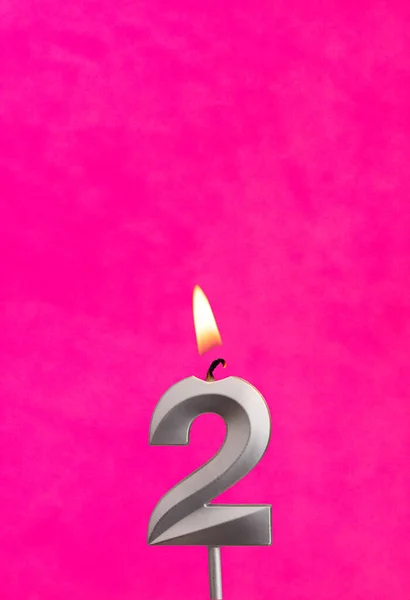 2番キャンドル フクシアの背景に誕生日のお祝い — ストック写真