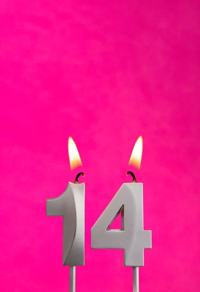 14番キャンドル フクシアの背景に誕生日のお祝い — ストック写真