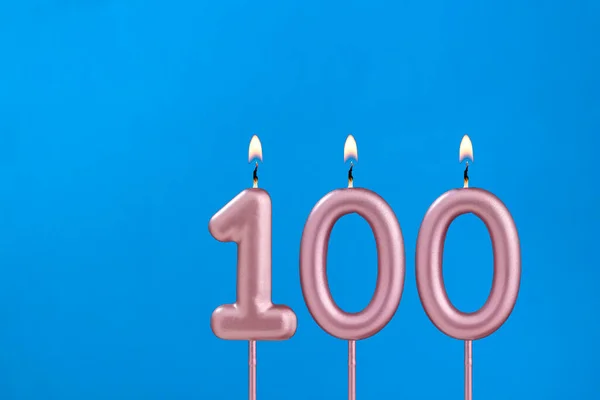 Świeca Numer 100 Urodziny Niebieskim Piankowym Tle — Zdjęcie stockowe