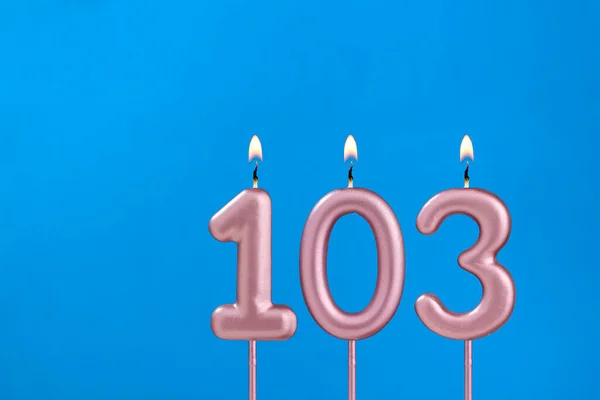 Número 103 Vela Aniversario Ardiente Sobre Fondo Azul Espumoso — Foto de Stock