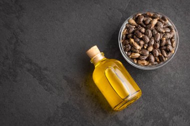 Cam kabın içindeki riinus komünü yağı, organik hintyağı.