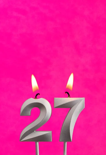 27番キャンドル フクシアの背景に誕生日のお祝い — ストック写真