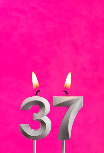 37番キャンドル フクシアの背景に誕生日のお祝い — ストック写真