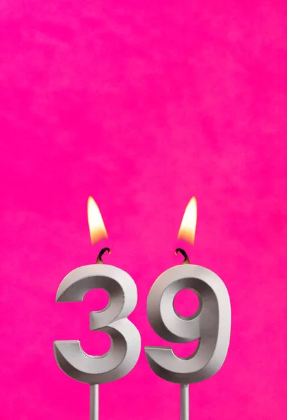 Numaralı Mum Fuşya Arka Planında Doğum Günü Kutlaması — Stok fotoğraf