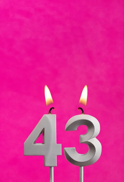 43番キャンドル フクシアの背景に誕生日のお祝い — ストック写真