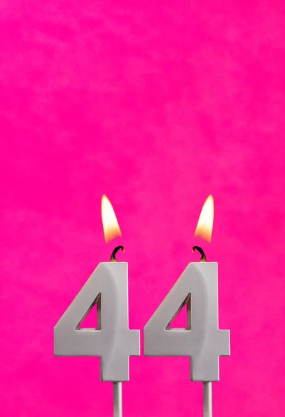 Kerze Mit Flamme Silberne Jubiläumskerze Auf Fuchsiafarbenem Hintergrund — Stockfoto