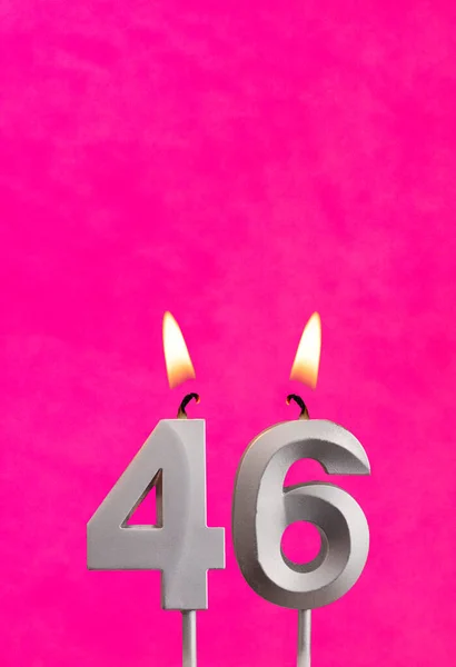 Kerze Mit Flamme Silberne Jubiläumskerze Auf Fuchsiafarbenem Hintergrund — Stockfoto
