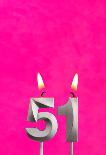 51番キャンドル フクシアの背景に誕生日のお祝い — ストック写真