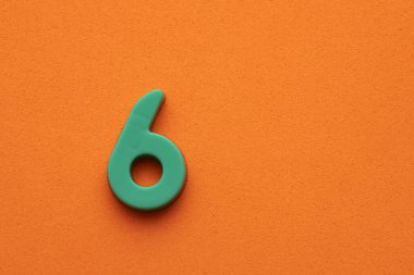 Yeşil numara 6 - Turuncu köpüklü arka planda plastik parça