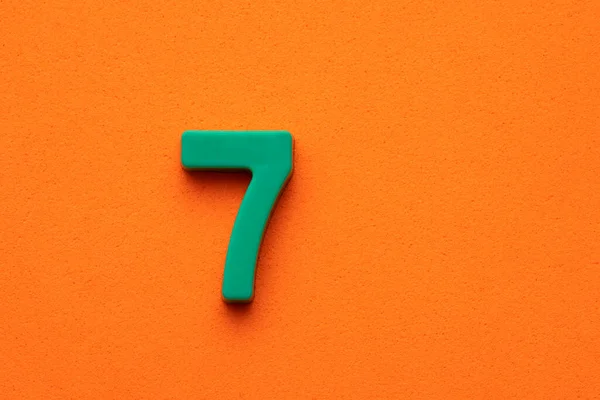 Groen Plastic Nummer Zeven Plastic Cijfer Oranje Schuimige Achtergrond — Stockfoto