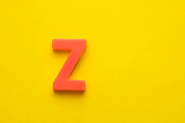 Pêssego Colorido Letra Plástica Maiúscula Fundo Espumoso Amarelo — Fotografia de Stock