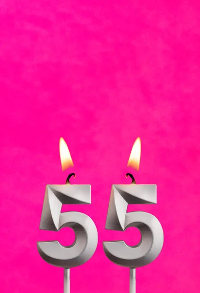 55番キャンドル フクシアの背景に誕生日のお祝い — ストック写真