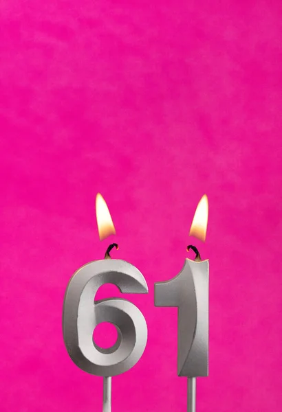 61番キャンドル フクシアの背景に誕生日のお祝い — ストック写真