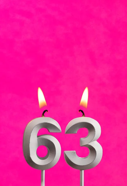 63番キャンドル フクシアの背景に誕生日のお祝い — ストック写真