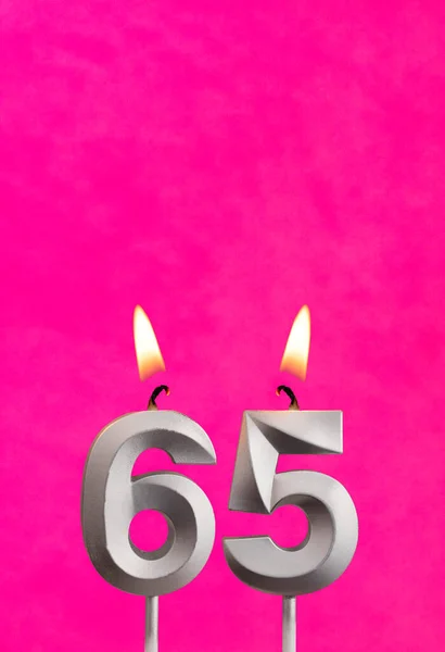 65番キャンドル フクシアの背景に誕生日のお祝い — ストック写真