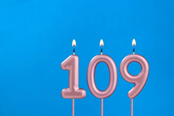 Número 109 Vela Aniversario Ardiente Sobre Fondo Azul Espumoso — Foto de Stock