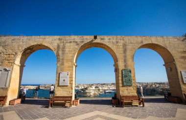 Valletta, Malta. 7 Ekim 2022. Yukarı Barrakka Bahçeleri, Malta 'nın Valletta şehrinde bulunan bir kamu bahçesi..