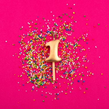 Doğum günü mumu numara 1 - rodamine kırmızı arka planda yıldönümü kutlaması