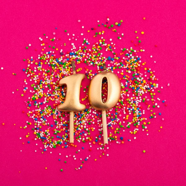 キャンドル番号10 ロダミン赤の背景に誕生日や記念日 — ストック写真