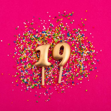 19 numaralı mum - rodamine kırmızı arka planda doğum günü veya yıldönümü