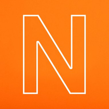 Beyaz harf N büyük harf turuncu köpüklü arka plan