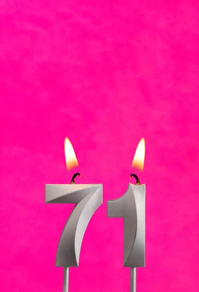71番キャンドル フクシアの背景に誕生日のお祝い — ストック写真
