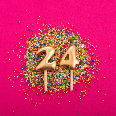 24 numaralı mum - Rodamine kırmızı arka planda doğum günü veya yıldönümü