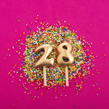 28. mum - Rodamine kırmızı arka planda doğum günü veya yıldönümü