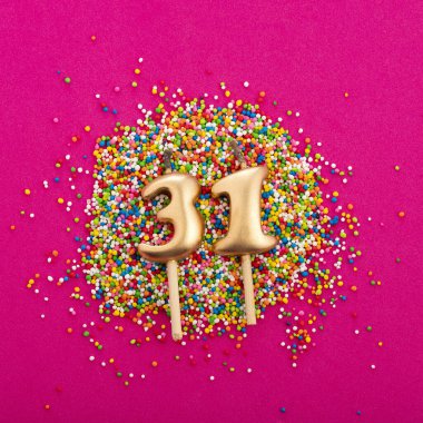 31 numaralı doğum günü mumu - rodamine kırmızı arka planda yıldönümü kutlaması