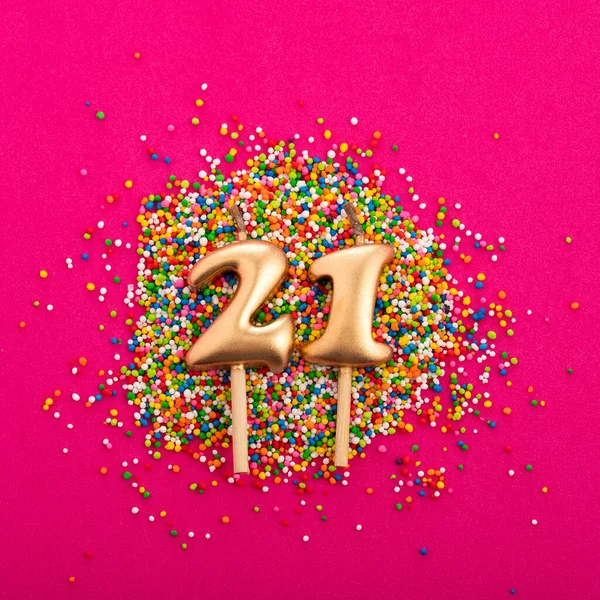 キャンドル番号21 ロダミン赤の背景に誕生日や記念日 — ストック写真