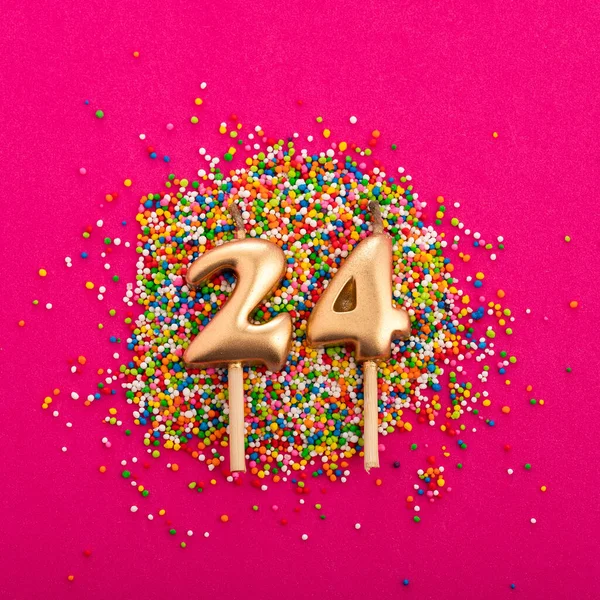 キャンドル番号24 ロダミン赤の背景に誕生日や記念日 — ストック写真