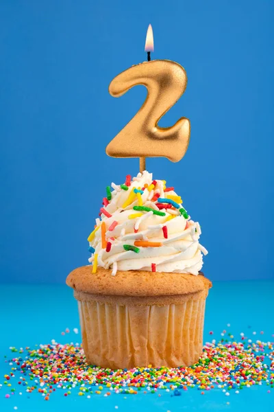 有蜡烛2号的生日蛋糕 蓝色背景 — 图库照片