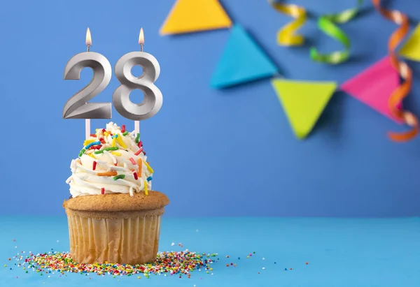 28号烛台 蓝色背景的蛋糕生日 — 图库照片