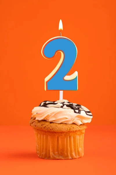 生日蛋糕 蓝色蜡烛橙色背景2号 — 图库照片
