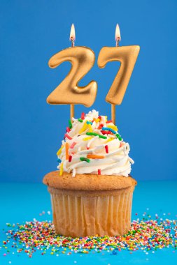 Mum numarası 27 - Pasta doğum günü mavi arkaplan