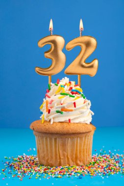 32 numaralı mumlu doğum günü pastası.
