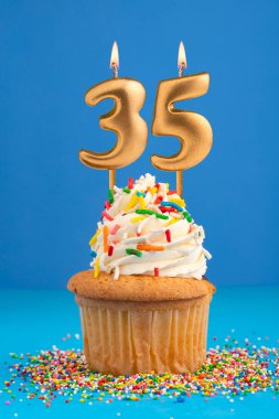 Mum numarası 35 - Pasta doğum günü mavi zemin