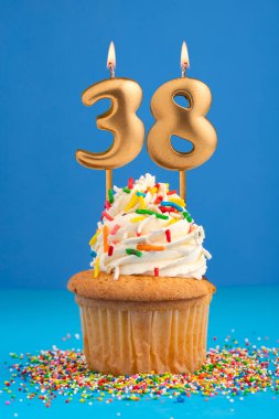 38 numaralı mumlu doğum günü pastası.