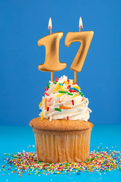 17号烛台 蓝色背景的蛋糕生日 — 图库照片