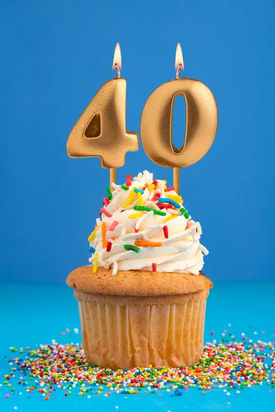 キャンドル番号40の誕生日ケーキ 青の背景 — ストック写真