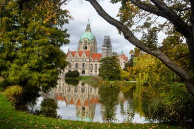 Hannover, Almanya - 14 Ekim 2022. Şato gibi Neues Rathaus belediye binası 1913 yılında tamamlandı.