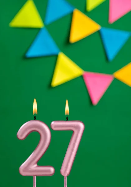 27番キャンドル 緑の背景に誕生日のお祝い — ストック写真
