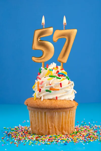 第57号烛台 蓝色背景的蛋糕生日 — 图库照片